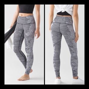 Lululemon Wunder Under Black and White High Rise Pant 28